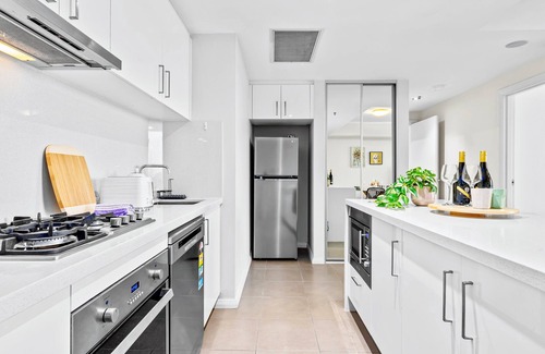 St. Leonards Apartment | Stunning City and Water View Apartment with New Metro station in your doorsteps!