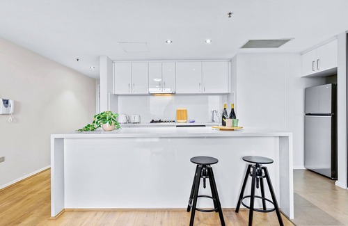 St. Leonards Apartment | Stunning City and Water View Apartment with New Metro station in your doorsteps!