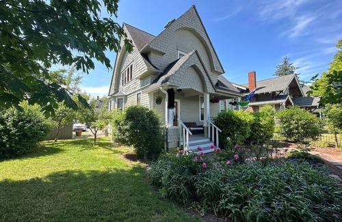 Columbia House | Stunning Craftsman Home: Parlor, GameRoom, EventRoom, Big Kitchen-100% Walkable!