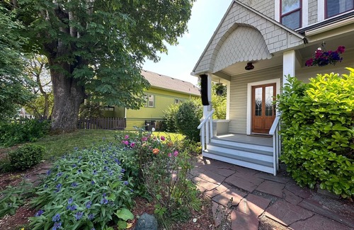 Columbia House | Stunning Craftsman Home: Parlor, GameRoom, EventRoom, Big Kitchen-100% Walkable!