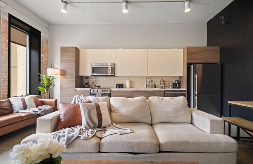 Downtown Dallas Apartment | Stunning Downtown Apartment | Pool, Laundry, Parking
