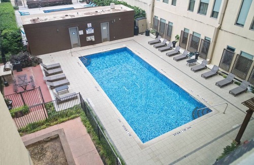 Downtown Dallas Apartment | Stunning Downtown Apartment | Pool, Laundry, Parking