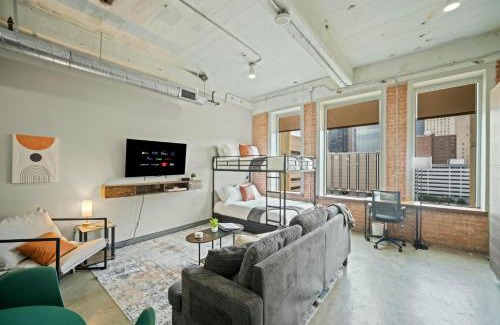 Downtown Dallas Apartment | Stunning Downtown Apartment with Pool, Laundry, Parking