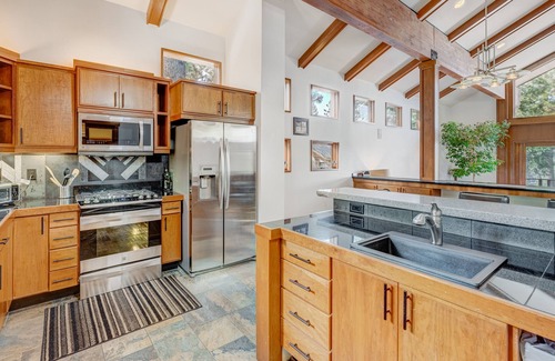 Brockway House | Stunning family-friendly home with private hot tub, fireplace & lake views