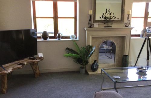 Worcester House | Stunning Fir Trees Corner 3 bedroom detached Executive house with free drive way parking for 2 vehicles 1 mile from M5 dogs welcome