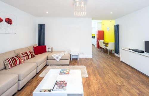 Walpole Apartment | Stunning flat with garden in West London
