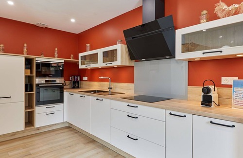 Creances House | Stunning villa for 4 guests with WIFI, TV, terrace, pets allowed and parking