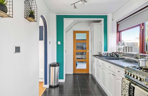 Rugby House | Stunning 4 Bedroom Home with Parking in Rugby