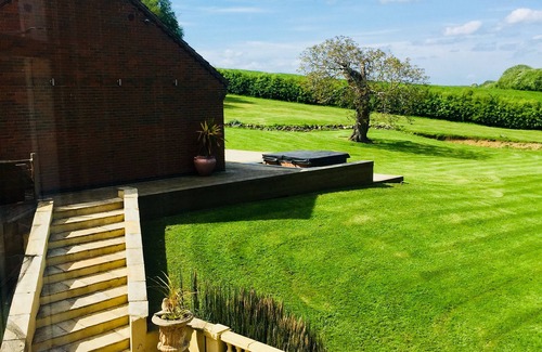 Braunston House | Stunning georgian manor, in 6 acres with hot tub & heated pool near silverstone