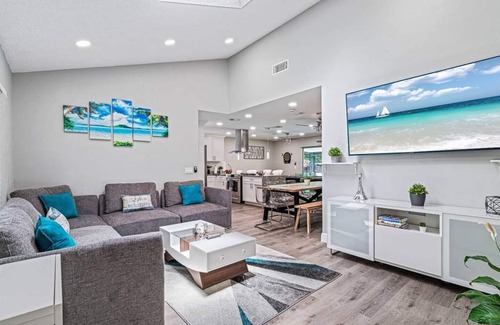 Seffner Community Alliance House | Stunning Heated Pool House Close to Tampa & Casino
