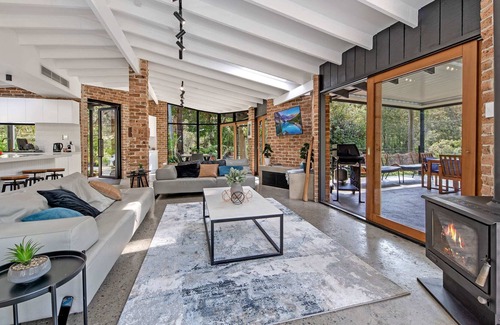Galston House | Stunning Holiday Haven with Nearby Waterfall