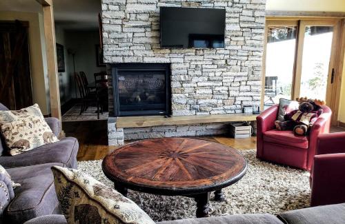 McAllister House | Stunning Hollowtop House with Panoramic Lake and Mountain Views near Ennis, Montana