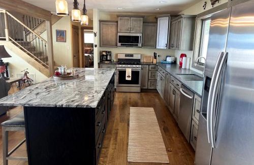 McAllister House | Stunning Hollowtop House with Panoramic Lake and Mountain Views near Ennis, Montana