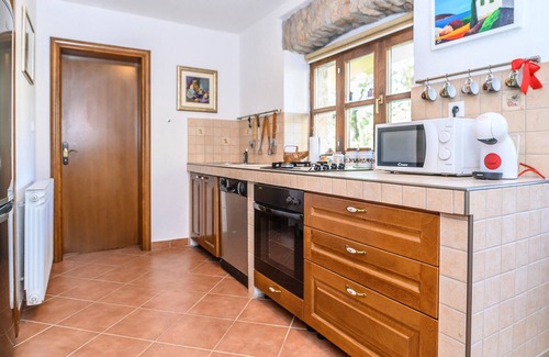 Trilj House | Stunning home in Dicmo with kitchen