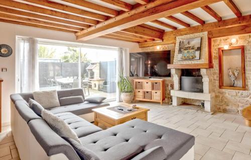 L'Etang-Bertrand House | Stunning Home In L'étang-Bertrand