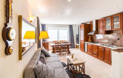 Lokvicici House | Stunning Home In Lokvicici With Jacuzzi