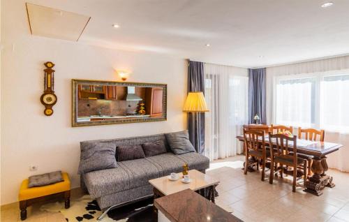 Lokvicici House | Stunning Home In Lokvicici With Jacuzzi