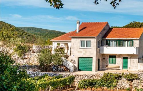 Lokvicici House | Stunning Home In Lokvicici With Jacuzzi