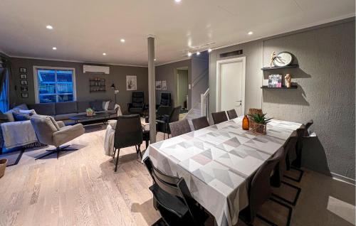 Lyngdal House | Stunning Home In Lyngdal With Wifi
