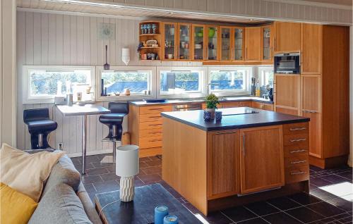 Mandal House | Stunning Home In Mandal With Kitchen