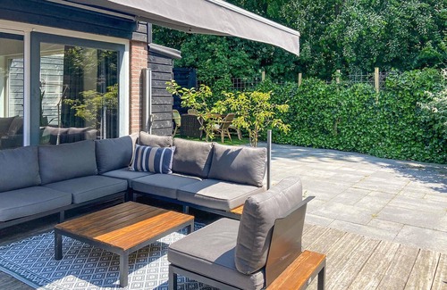 Noordwijkerhout House | Stunning home in Noordwijk with WiFi