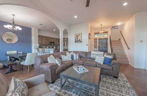 Apache Shores House | Stunning Home on a Cliff with Gorgeous Views: 5 min to Lakes