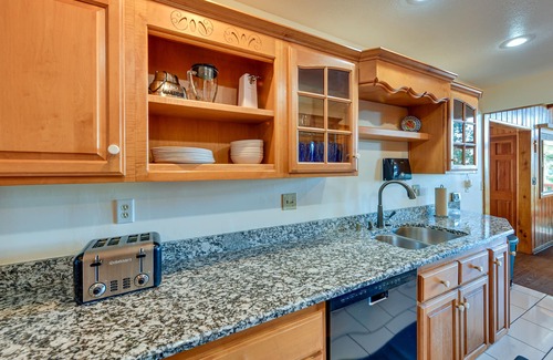 Idyllwild Cabin | Stunning Idyllwild Home w/Private Hot Tub & Decks