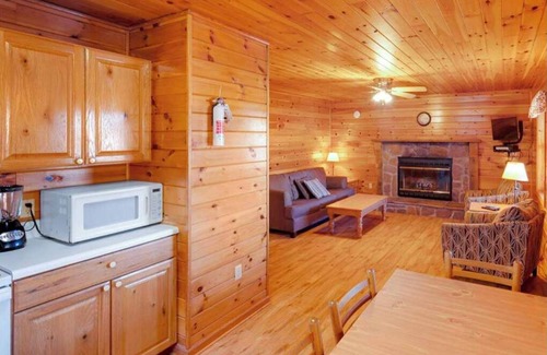 Byrdstown Cabin | Stunning Lake Front 2-Bedroom Cabin on Dale Hollow Lake Awaits Your Retreat #5!