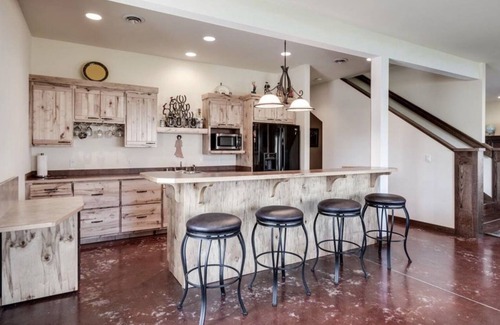 Lincoln House | Stunning Lake Roosevelt views and accommodations from our Lincoln residence