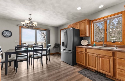Fremont House | Stunning Lake Views! Sleeps 10!