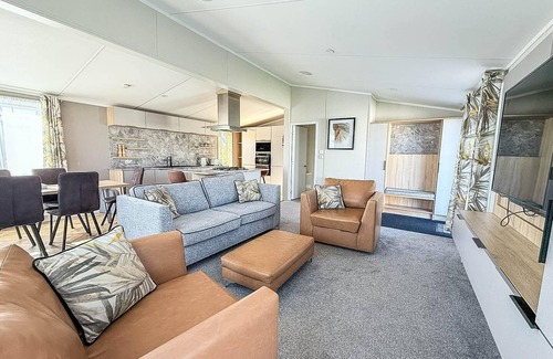 Hunstanton House | Stunning lodge with decking nearby Hunstanton beach, sleeps 6 ref 23215K