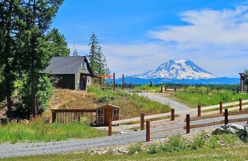 Eatonville House | Stunning Mt Rainier Views!tahoma Ridge Cottage