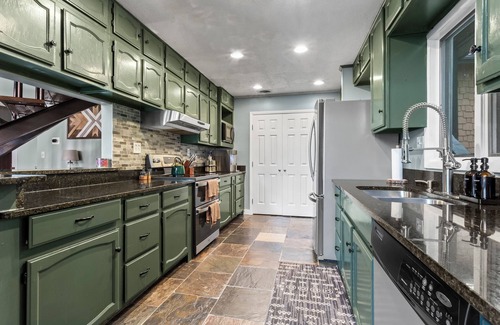 Tate Cabin | Stunning Mtn Views Game Room Dog-Friendly Lake Golf Pools