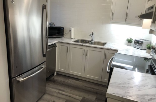 Welland Apartment | Stunning Niagara Warm,Cozy and Clean Suite Stay