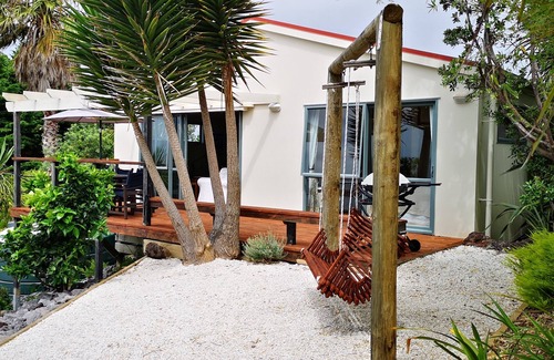 Mahinepua Cottage | Stunning ocean front cliff top cottage