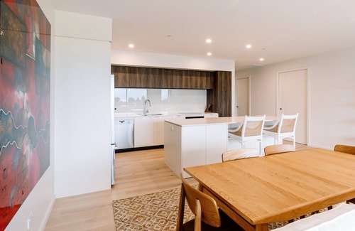 Tahunanui Apartment | Stunning penthouse apartment in the Oceanview Apartments complex in Tahunanui