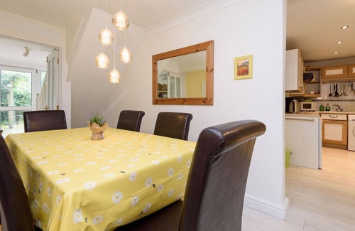 Liskeard House | Stunning pet friendly cottage with wifi and parking.
