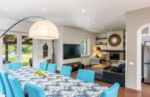 Colonia Elena Villa | Stunning private villa for 11 guests with WIFI, TV, patio, pets allowed and parking