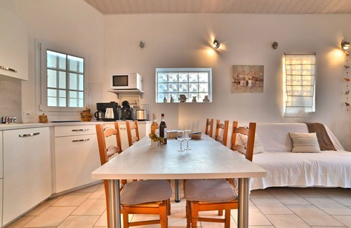 La Remigeasse House | Stunning private villa for 4 guests with WIFI, TV, terrace, pets allowed and parking