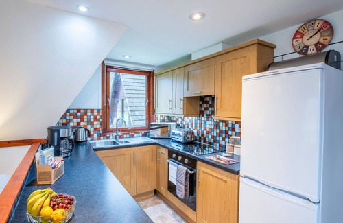 South Laggan House | Stunning private villa with WIFI, hot tub, TV, terrace, pets allowed, panoramic view and parking