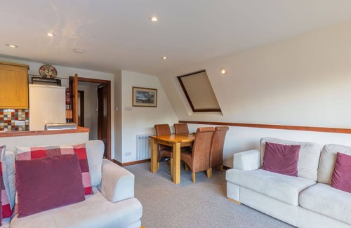 South Laggan House | Stunning private villa with WIFI, hot tub, TV, terrace, pets allowed, panoramic view and parking