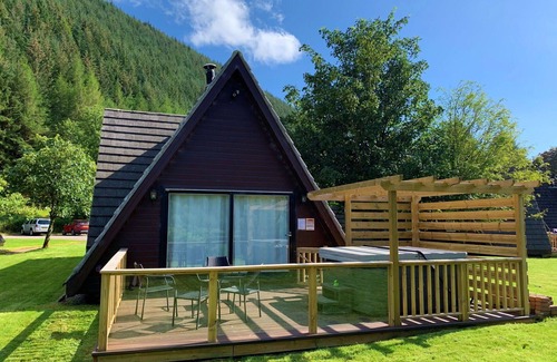 South Laggan House | Stunning private villa with WIFI, hot tub, TV, terrace, pets allowed, panoramic view and parking