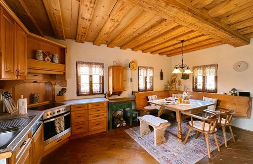 Brodingberg House | Stunning private villa for 6 guests with WIFI, A/C, hot tub, TV, patio, pets allowed and parking