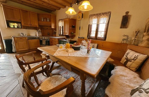 Brodingberg House | Stunning private villa for 6 guests with WIFI, A/C, hot tub, TV, patio, pets allowed and parking
