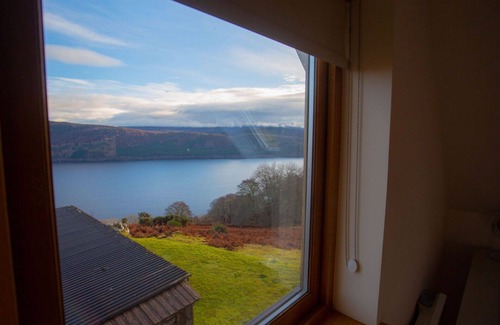 East Lewiston House | Stunning private villa for 7 people with WIFI, TV, patio, pets allowed and parking