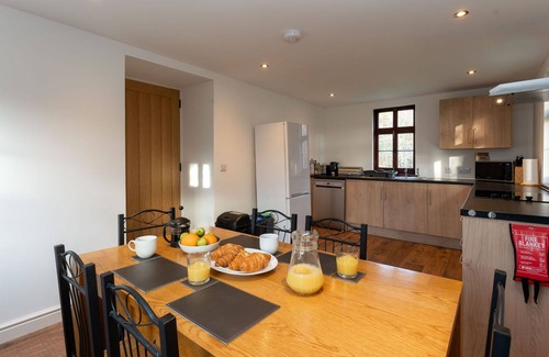 Inverarnie House | Stunning private villa for 6 people with WIFI, TV, panoramic view and parking