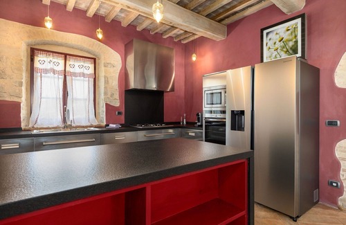 Poggibonsi Villa | Stunning private villa with WIFI, hot tub, A/C, private pool, TV, patio, close to San Gimignano