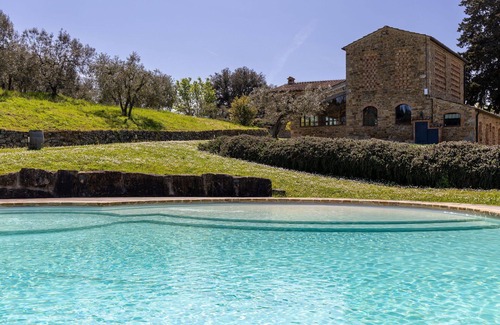 Poggibonsi Villa | Stunning private villa with WIFI, hot tub, A/C, private pool, TV, patio, close to San Gimignano