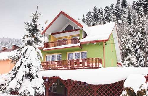 Baligrod House | Stunning private villa for 28 people with WIFI, TV, patio, pets allowed, panoramic view and park.