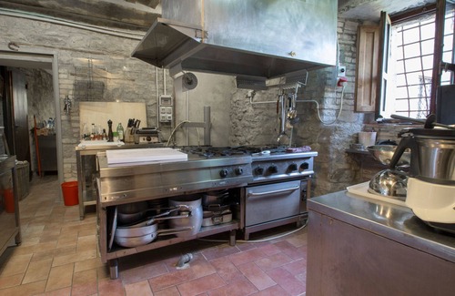 Montelovesco Villa | Stunning private villa for 12 guests with WIFI, private pool, balcony, pets allowed and parking